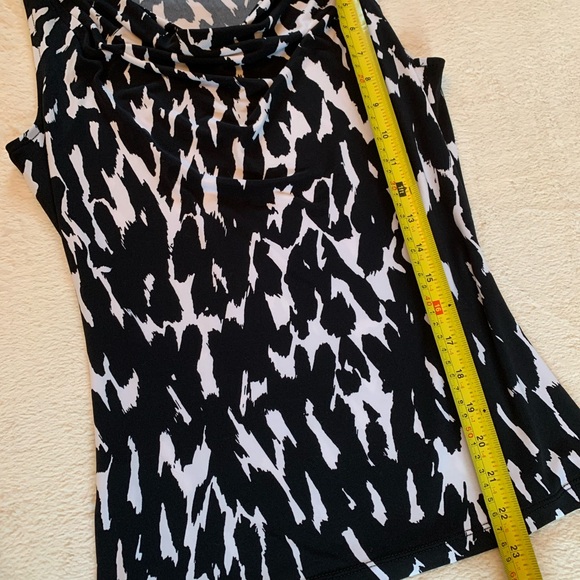 Calvin Kline EUC top. Black and white, no wrinkle, small - Picture 6 of 8